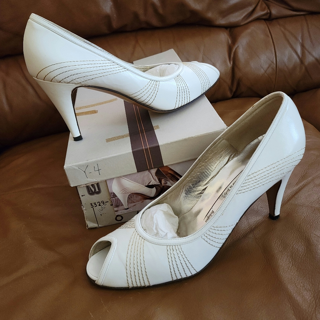 Women's Italy Bruno Magli Ivory Leather Pump Heels Size 6